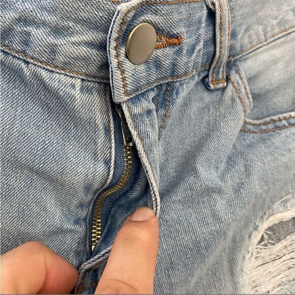 Forever 21 Distressed Light Denim Women's Shorts - Picture 13 of 14
